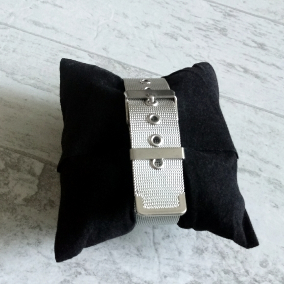 NEW WOMAN'S SILVER STAINLESS STEEL MESH WATCH - Picture 3 of 8